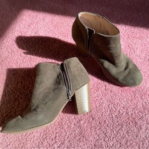 Heeled bootie olive